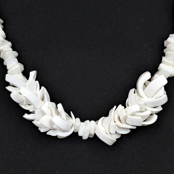 Vintage "Bowtie" Shell Necklace - Picture 3 of 5